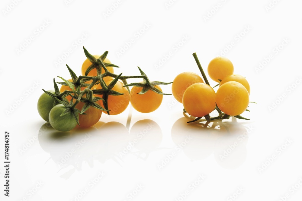 Obraz premium Yellow cherry tomatoes, panicles