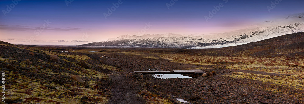 'Water's gone': Dry current bed at Svinafellsjokull glacier