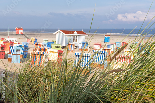 Auszeit, Entspannung, Ruhe, Urlaub in Deutschland: Strandkörbe, Dünengras, Sandstrand und Meer auf Langeoog :)