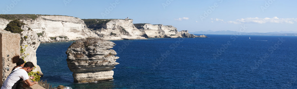 Corsica, 05/09/2017: vista panoramica delle scogliere bianche di calcare di Bonifacio, sulla punta meridionale dell'isola di fronte allo stretto di Bonifacio, tratto di mare tra Corsica e Sardegna