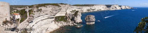 Corsica, 05/09/2017: vista panoramica delle scogliere bianche di calcare di Bonifacio, sulla punta meridionale dell'isola di fronte allo stretto di Bonifacio, tratto di mare tra Corsica e Sardegna
