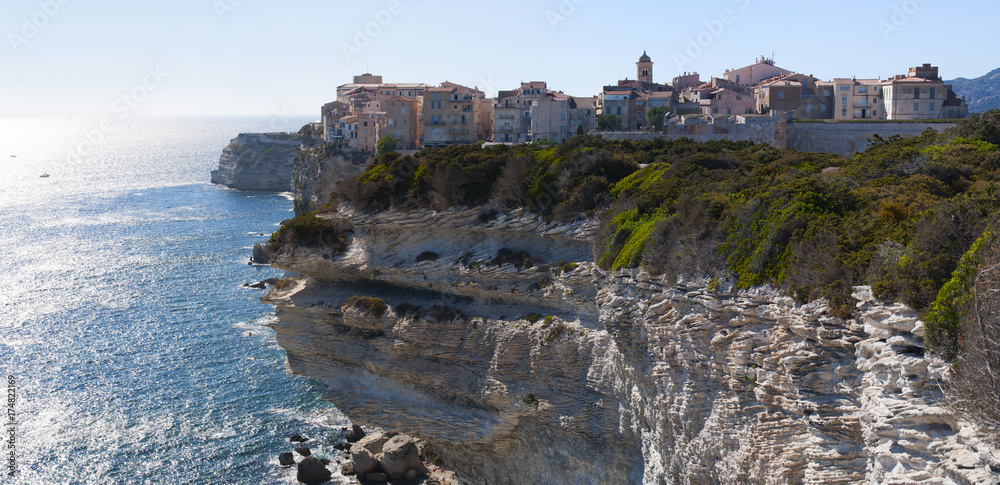 Corsica, 05/09/2017: lo skyline della città vecchia di Bonifacio costruita su scogliere di calcare bianco sullo stretto delle Bocche di Bonifacio che la separa la Corsica Sardegna