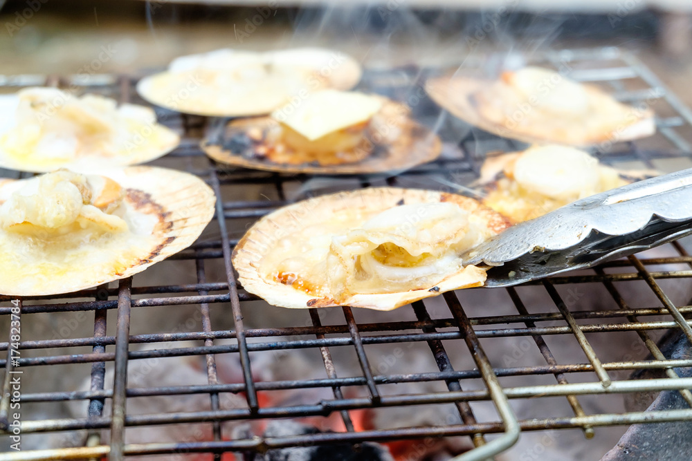 Grilled scallops with charcoal stove Grilled scallops with charcoal stove