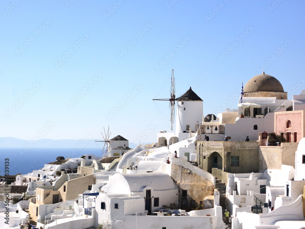 ギリシャ サントリーニ島 イアーの町に映る白い建物と風車 Stock Photo Adobe Stock