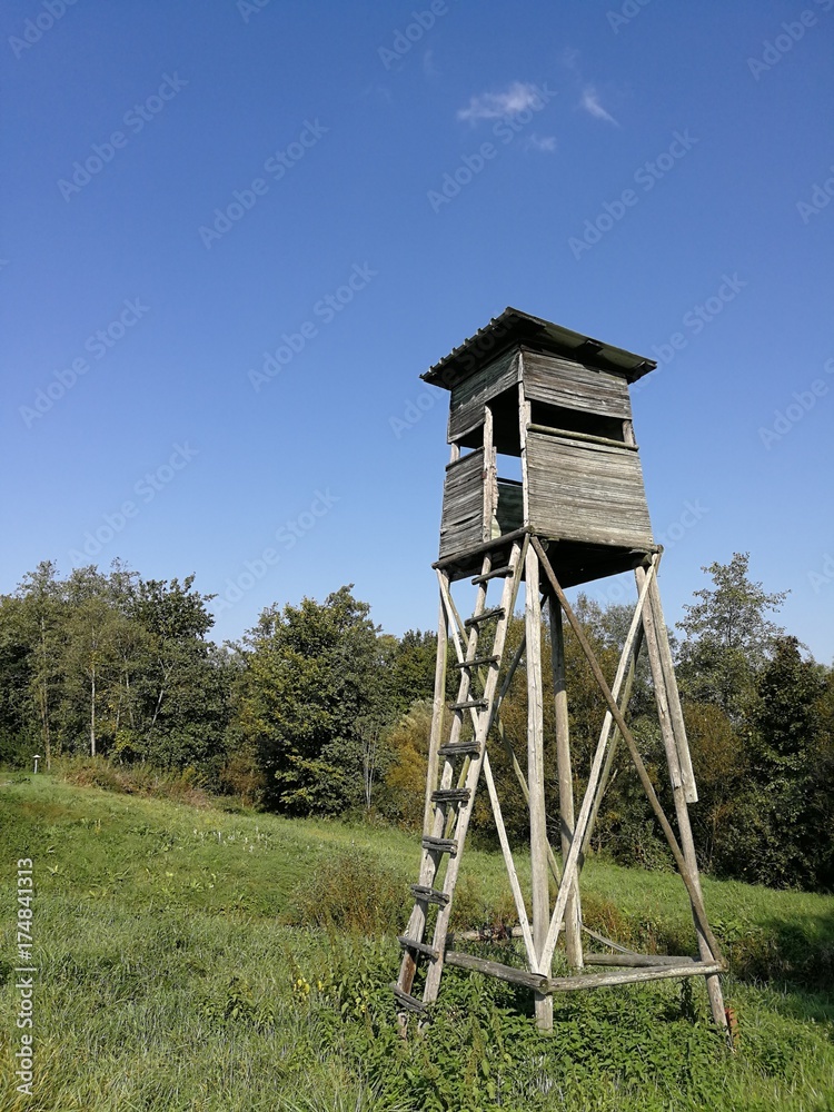 Hochstand in der Landschaft