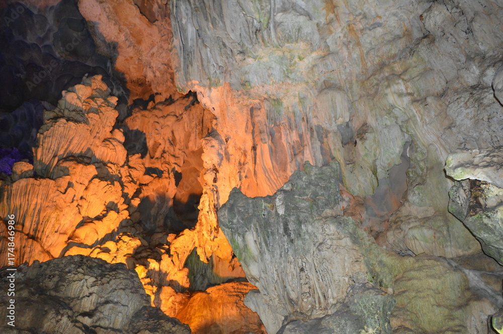 Naklejka premium ハロン湾の鍾乳洞