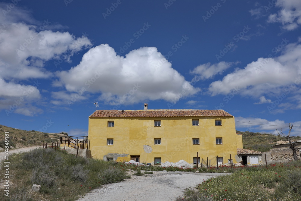 Ferme jaune, ciel bleu Ferme jaune, ciel bleu