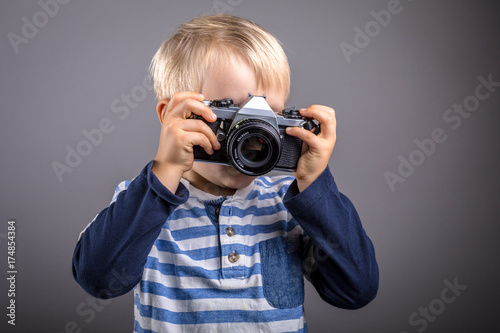 Junge mit analoger Kamera