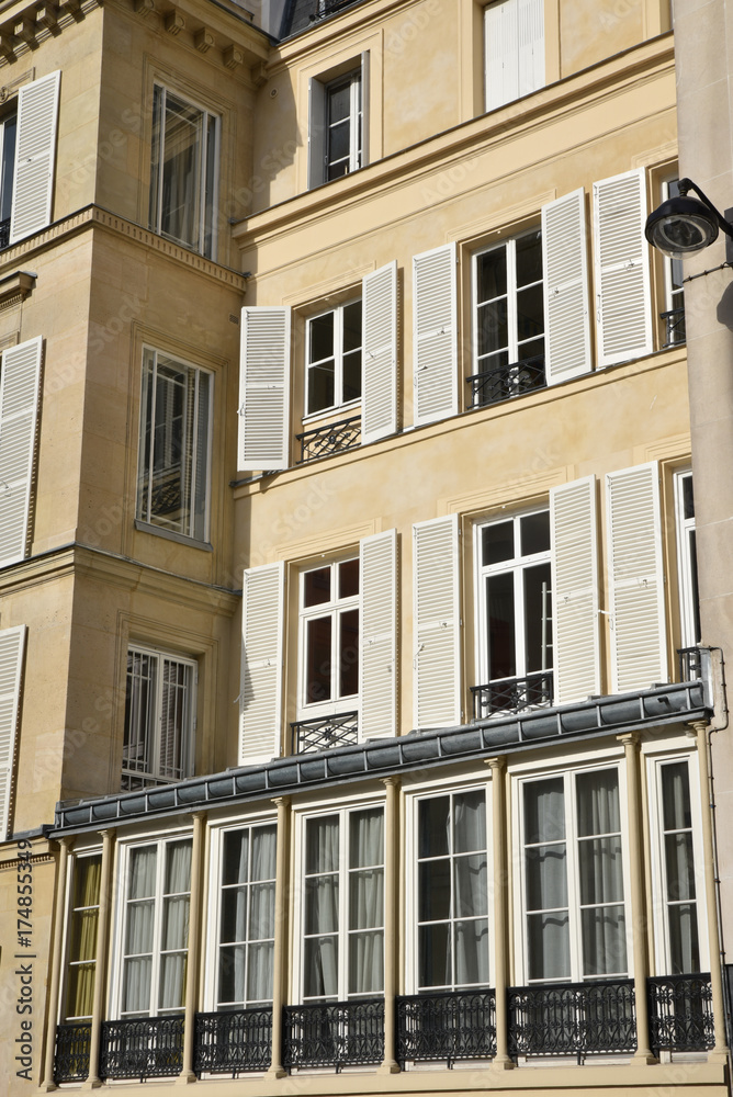 Immeuble pierre à colonnettes à Paris, France
