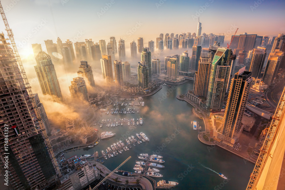 Naklejka premium Dubai Marina z kolorowym zachodem słońca w Dubaju, Zjednoczone Emiraty Arabskie