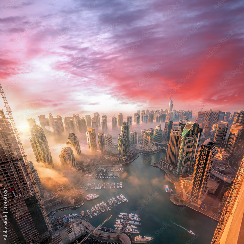 Naklejka premium Dubai Marina z kolorowym zachodem słońca w Dubaju, Zjednoczone Emiraty Arabskie