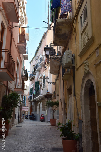 Fototapeta Naklejka Na Ścianę i Meble -  Puglia, Bari, vicolo della città vecchia
