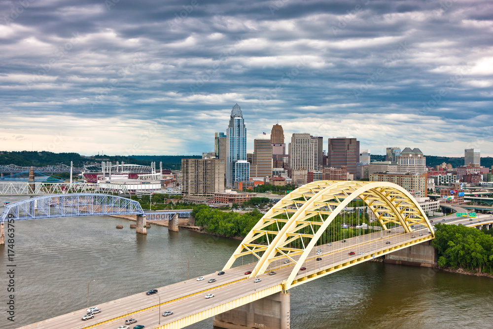 Fototapeta premium Gloomy skies over the city of Cincinnati Ohio