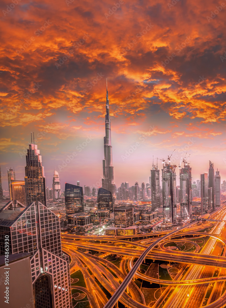 Obraz premium Dubaj przed kolorowym zachodem słońca z nowoczesną futurystyczną architekturą, Zjednoczone Emiraty Arabskie