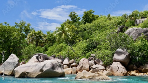 Côte de Praslin vue de l'océan, Seychelles