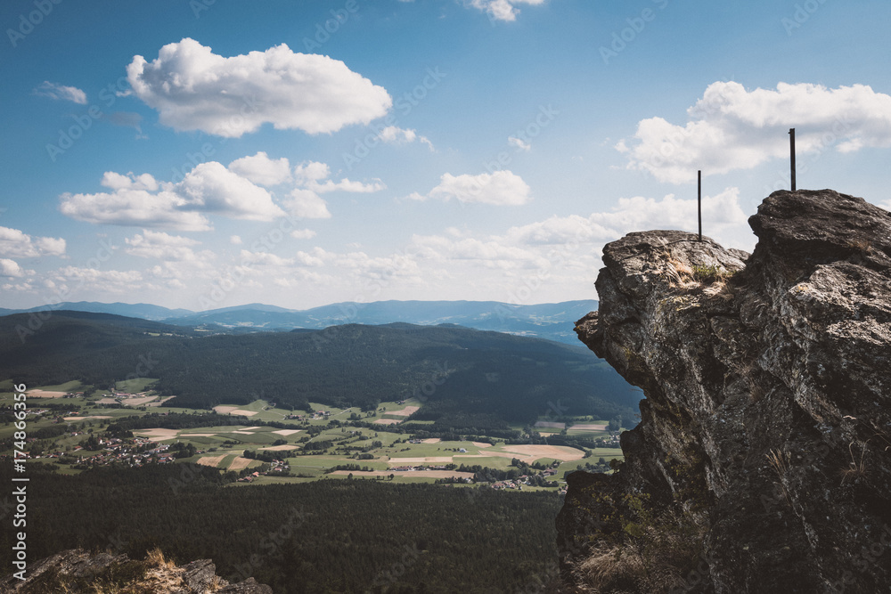 Fototapeta premium Blick vom Bergkamm im Bayerischen Wald