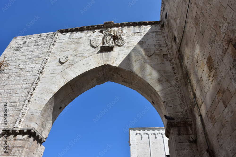 Puglia, Bari, arco di accesso alla piazza della basilica di San Nicola