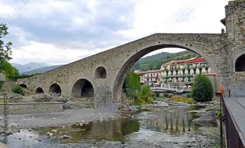 Puente medieval sobre el Río Ter  photo