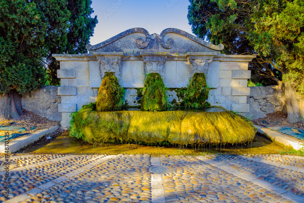 Village de Lourmarin. Vieille fontaine moussue. Provence, France.