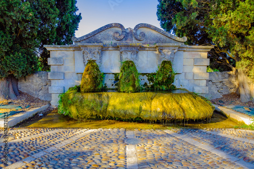 Obraz na płótnie Village de Lourmarin. Vieille fontaine moussue. Provence, France. w salonie