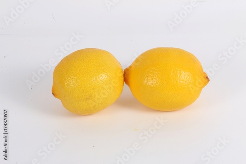 zwei Zitronen liegen auf dem Tisch