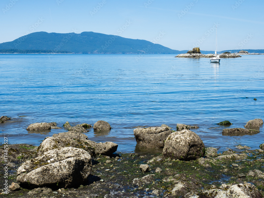 Fototapeta premium US Pacific coast - view of the ocean and islands from Larrabee state park, WA