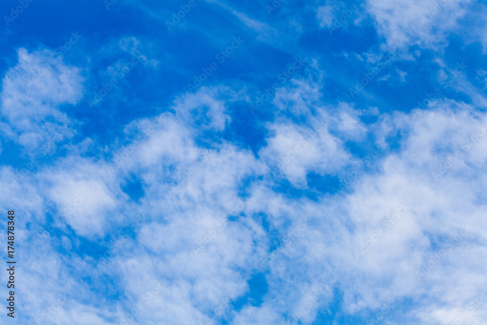 Obraz premium blue cloud on sunny day