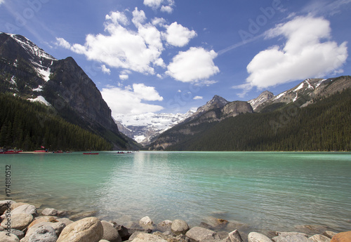 View of lake Louise, green water lake in Canadian rocky mountains © Una