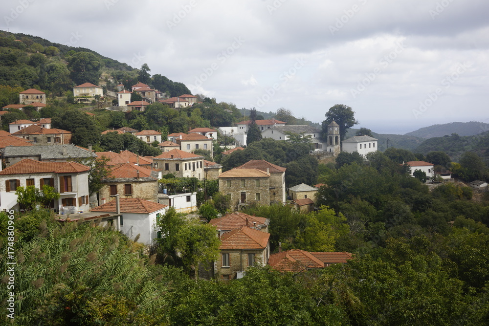 Griechisches Dorf in den Hügeln des Pilion
