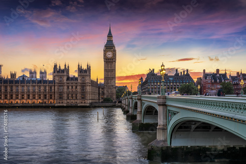 Sonnenuntergang hinter Westminster und dem Big Ben in London  Gro  britannien