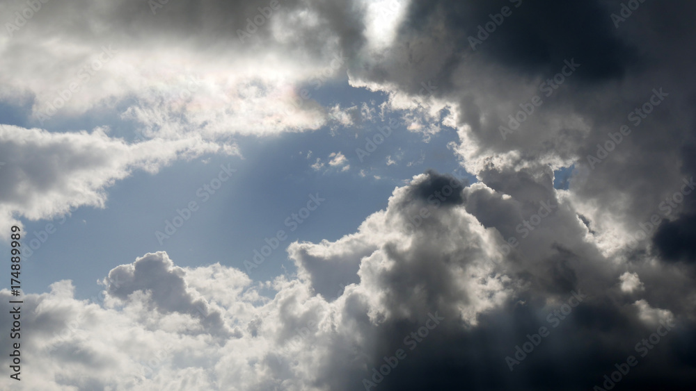 Nuvole nel cielo dopo il temporale Nuvole nel cielo dopo il temporale