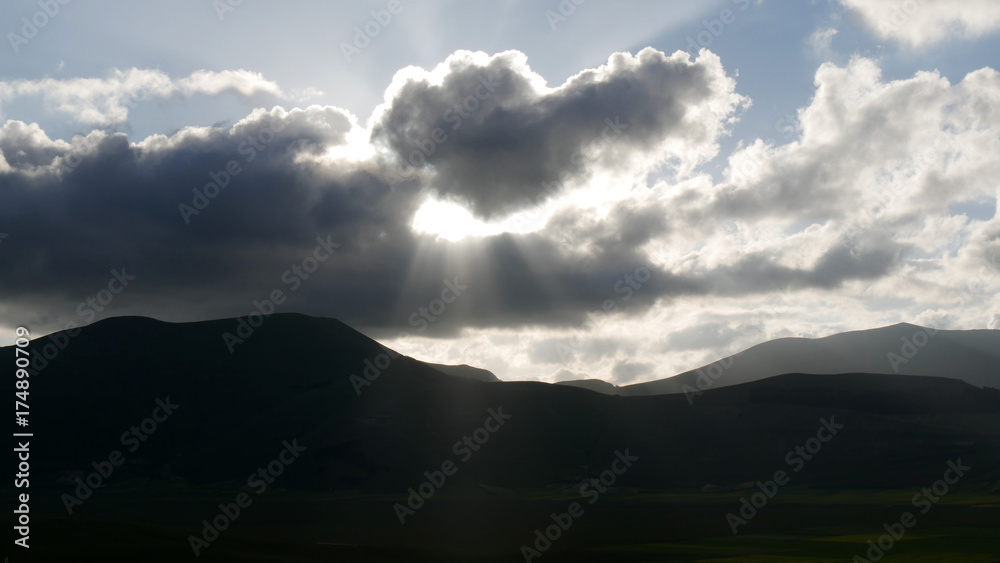 Nuvole nel cielo dei Monti Sibillini in Umbria