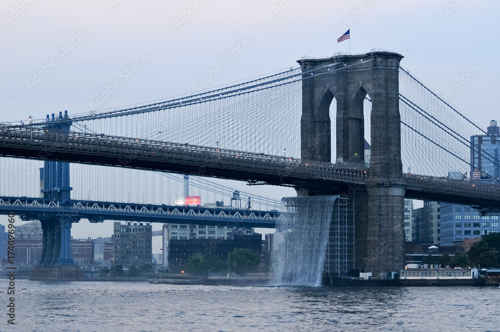 Fototapeta premium Brooklyn Bridge - Waterfalls - NYC