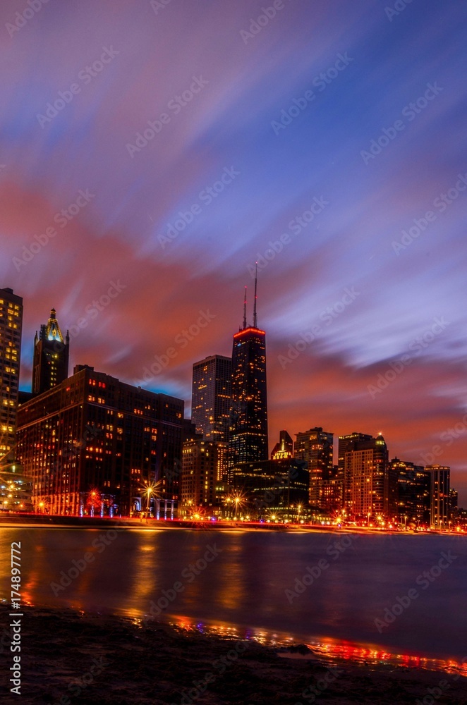 Obraz premium Dusk Chicago Skyline and the moving clouds