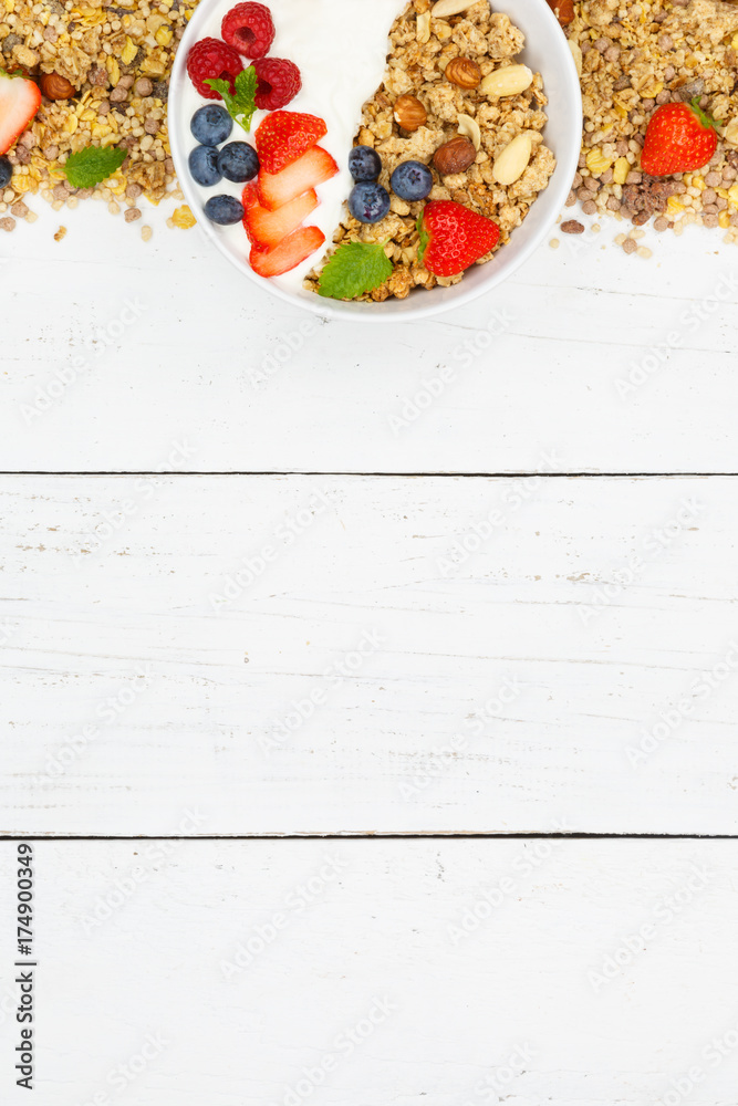 Müsli Frühstück Früchte Joghurt Erdbeeren Textfreiraum Schale Hochformat von oben