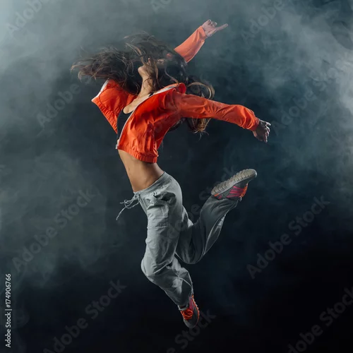 Obraz Wykonawca tańczy na ciemnym tle