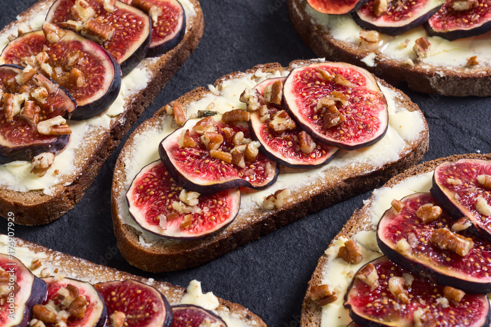 Toast with figs Toast with figs