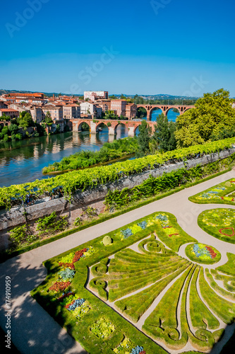 Tablou pe pânză Les jardins du Musée Toulouse-Lautrec à Albi