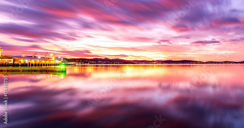 Canvastavla Pink sunrise on the Hobart pier (Tasmania) on a cloudy morning