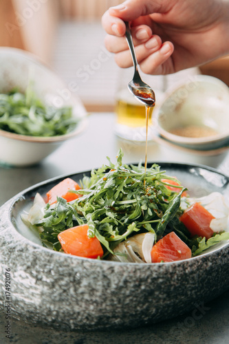 preparation of salad with tuna and sesame