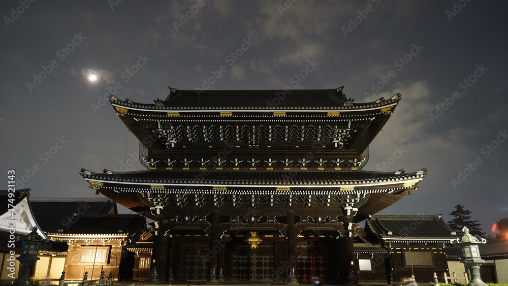 Obraz premium 京都、夜の東本願寺前