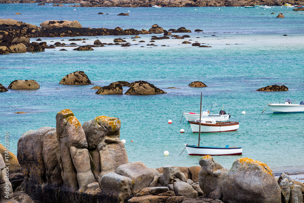 ocean-coast-in-meneham-village-with-granite-rocks-and-boats-kerlouan