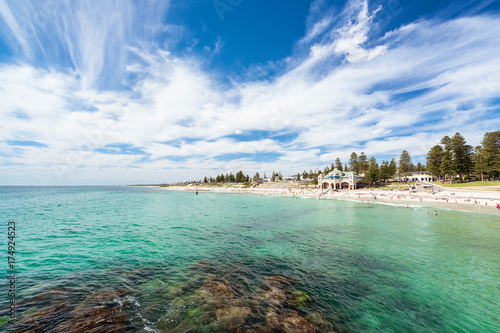 Fototapeta Naklejka Na Ścianę i Meble -  Cottesloe Beach on a warm Spring day with high cloud. Perth, Western Australia, Australia.
