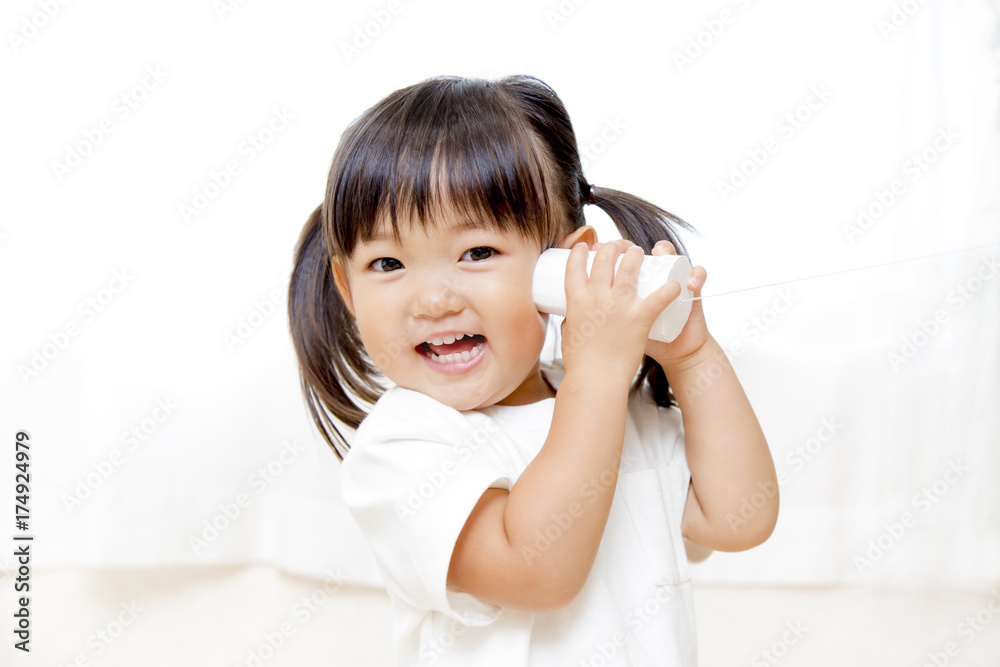 糸電話で遊ぶ幼い女の子 糸電話で遊ぶ幼い女の子