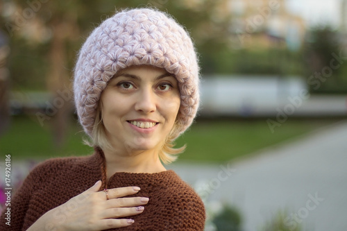 Красивая женщина и вязанный жакет. Портрет счастливой женщины. Beautiful woman and knitted jacket. Portrait of the happy woman 