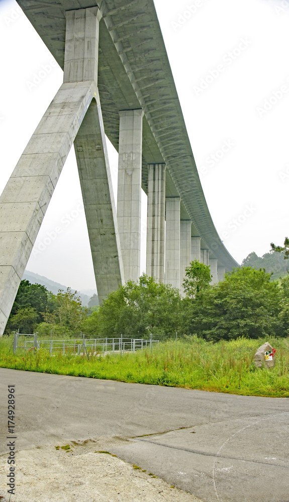 Columnas y pilares de un viaducto del Principado de Asturias, España