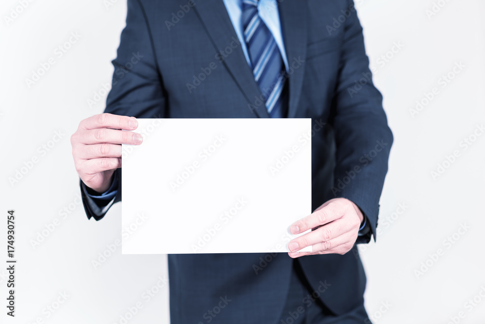 Geschäftsmann mit Schild in der Hand