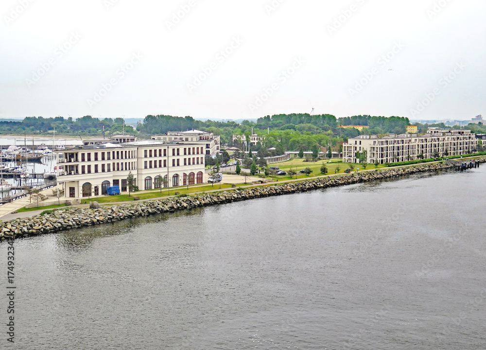 Fototapeta premium Warnemunde, trasatlántico en el puerto