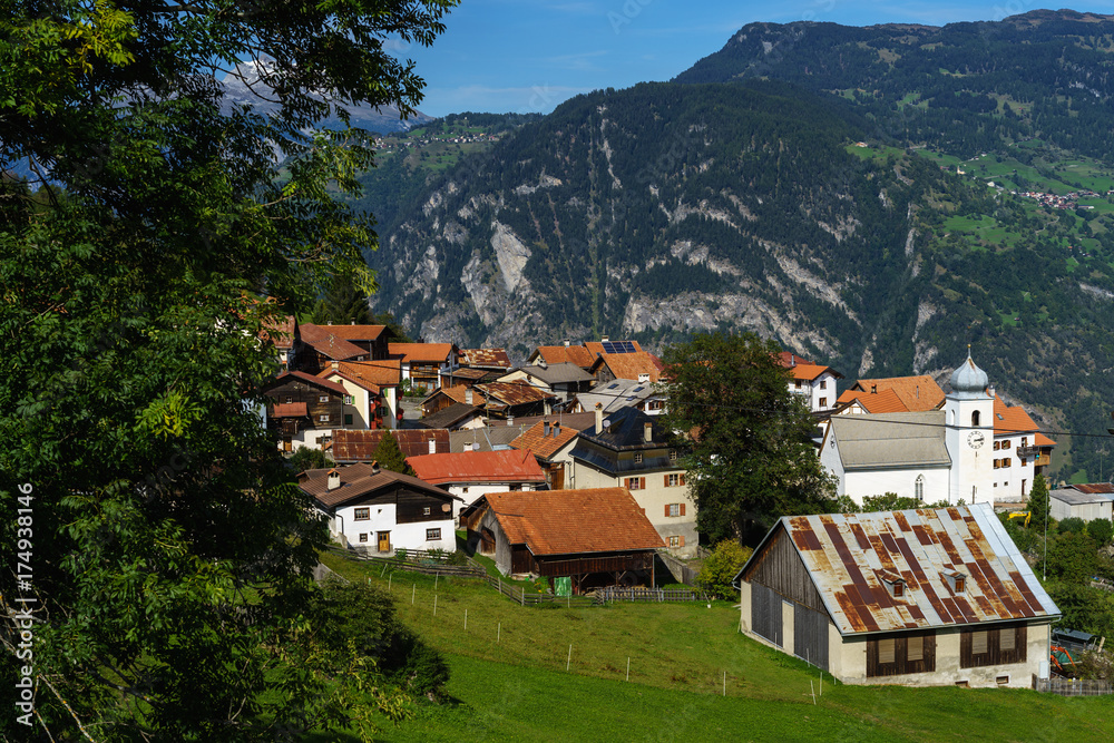 CH, Graubünden, Blick auf Schlitten mit kleiner Kapelle CH, Graubünden, Blick auf Schlitten mit kleiner Kapelle