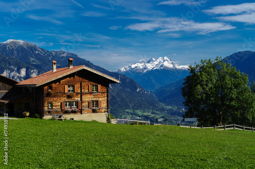 Fotografi strahlend blauer Himmel und klarer Blick auf schneebedeckte Gipfel im Frühling;